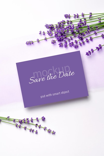 Mockup di invito o biglietto di auguri con fiori di lavanda freschi