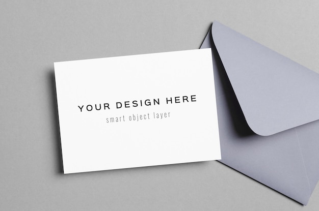 Mockup di invito o biglietto di auguri vuoto con busta