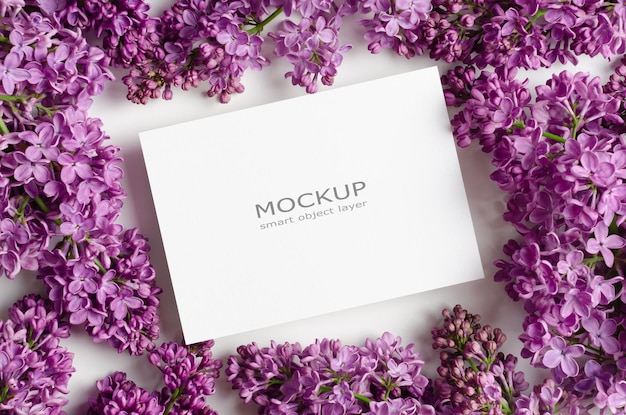 Mockup di invito o biglietto di auguri vuoto con fiori lilla viola