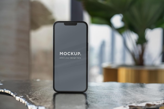 Mockup di iPhone 13 pro in ufficio