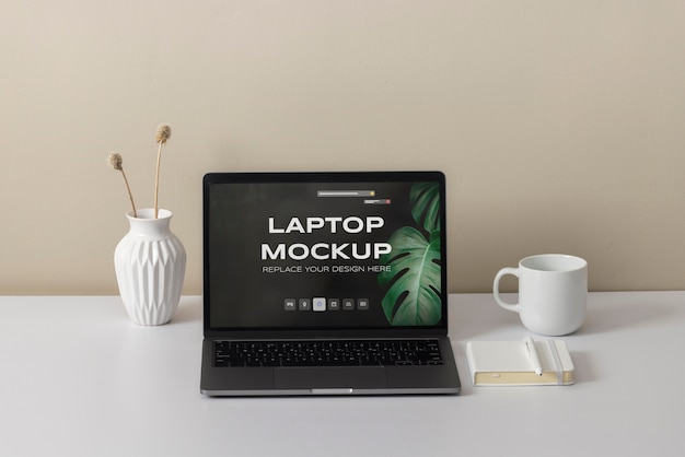 Mockup di laptop al chiuso
