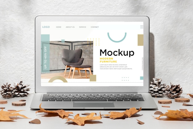 Mockup di laptop aperto sul tavolo circondato da decorazioni autunnali