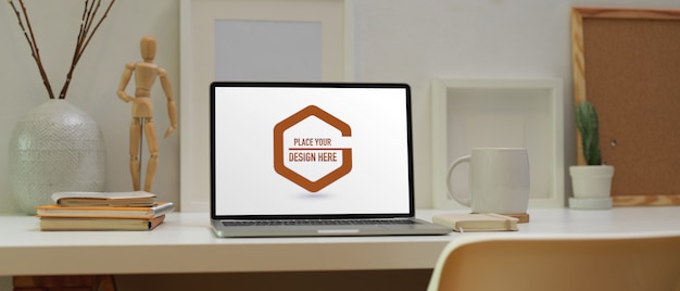 Mockup di laptop, cancelleria e decorazioni