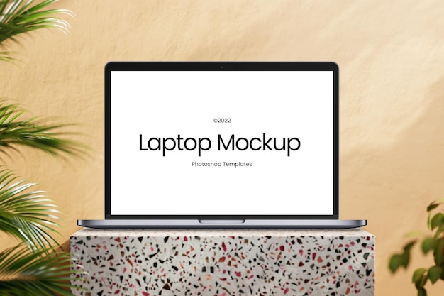 Mockup di laptop realistico sul modello PSD modificabile sul podio con sfondo