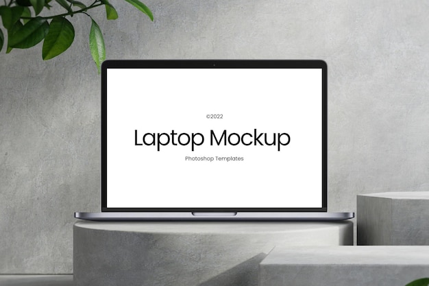 Mockup di laptop realistico sul modello PSD modificabile sul podio con sfondo