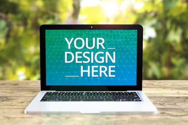 Mockup di laptop su sfondo giardino