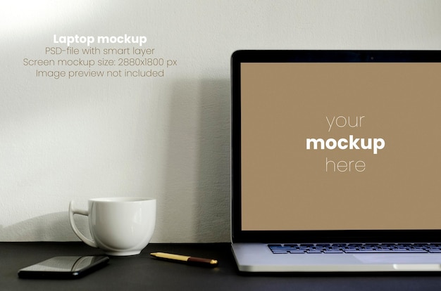 Mockup di laptop sul desktop nero