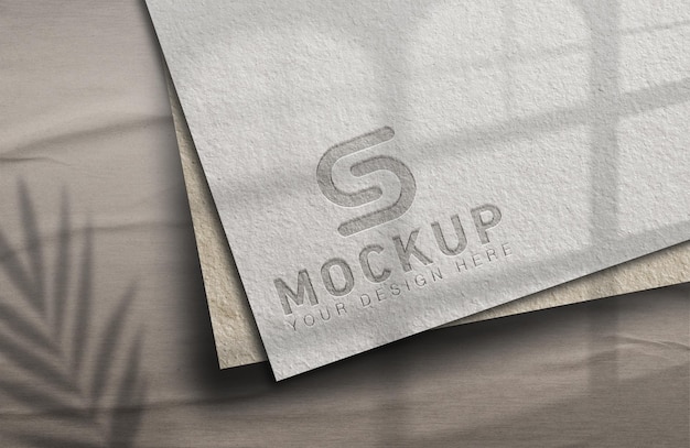 Mockup di logo di lusso su carta vecchia con ombre