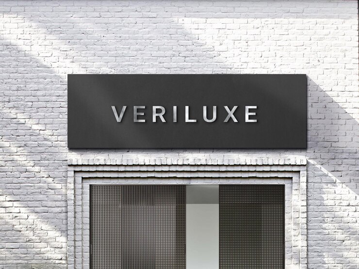 Mockup di logo moderno 3D Chrome su un segno di facciata nera