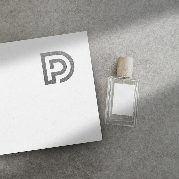 Mockup di logo realistico su carta bianca