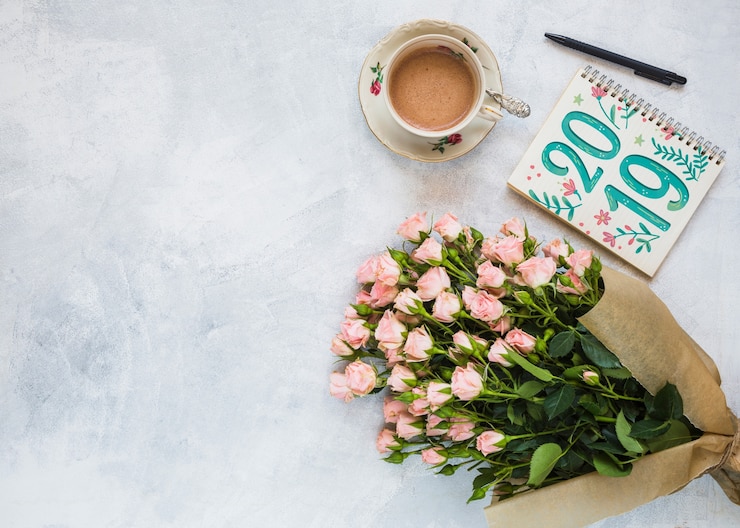 PSD mockup di notebook con decorazione floreale per matrimonio o preventivo