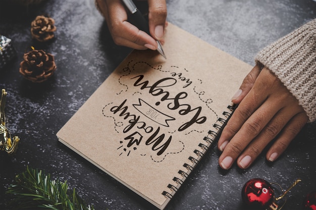 Mockup di notebook con decorazioni natalizie