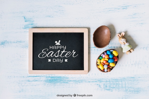 Mockup di Pasqua con ardesia e uovo di cioccolato