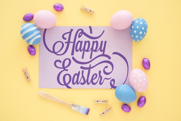 Mockup di pasqua di vista superiore con la carta