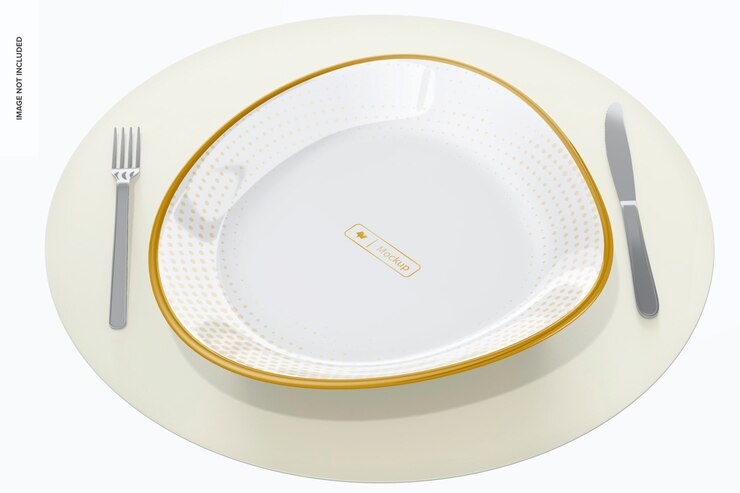 PSD mockup di piatto di lusso in ceramica, con forchetta e coltello