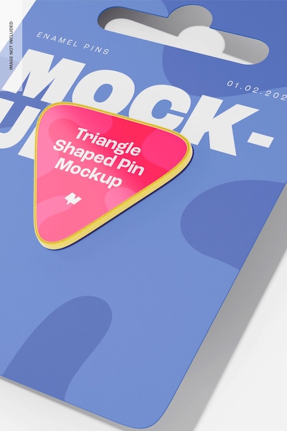 Mockup di pin a forma di triangolo, da vicino