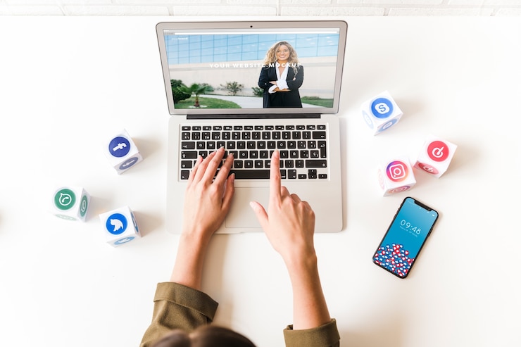 PSD mockup di portatile con il concetto di social network