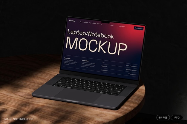 Mockup di portatile su un tavolo di legno illuminato dal sole in una stanza buia