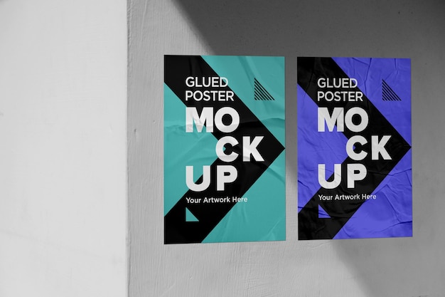 Mockup di poster bagnato incollato con effetto carta rugosa e stropicciata