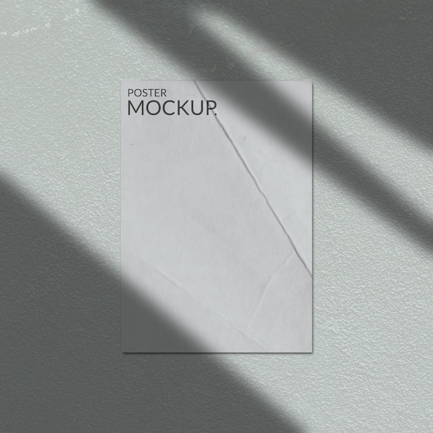 Mockup di poster con ombra sulla parete bianca
