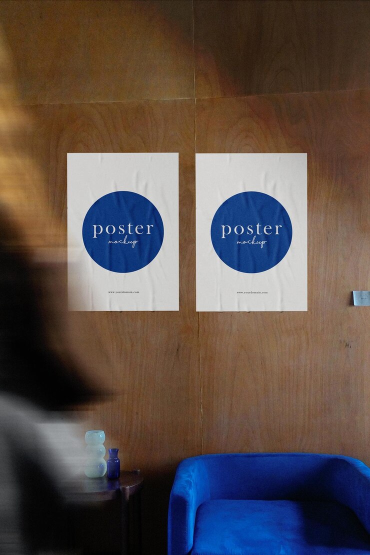 Mockup di poster minimo pulito su sfondo di caffè in vetro con dessert e persone che camminano