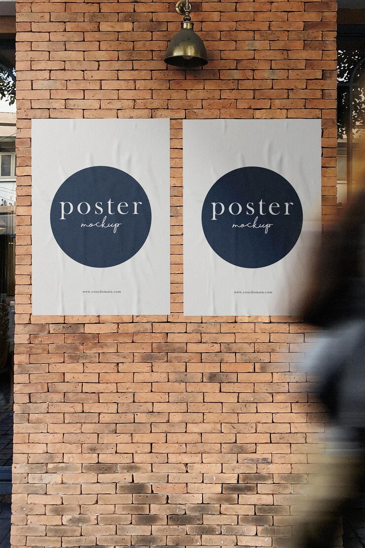 Mockup di poster minimo pulito su sfondo di mattoni con persone che passano a piedi
