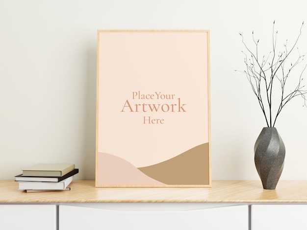 Mockup di poster o cornice per foto verticale minimalista su tavolo di legno con libri e vaso in una stanza