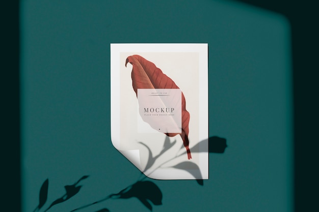 Mockup di poster pronto per l'uso con una foglia