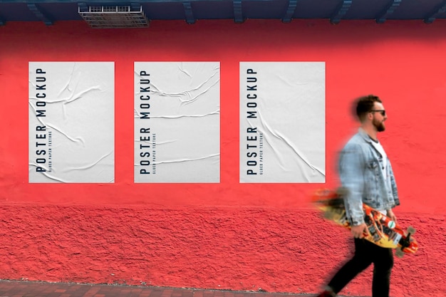 Mockup di poster sgualcito incollato sulla parete rossa
