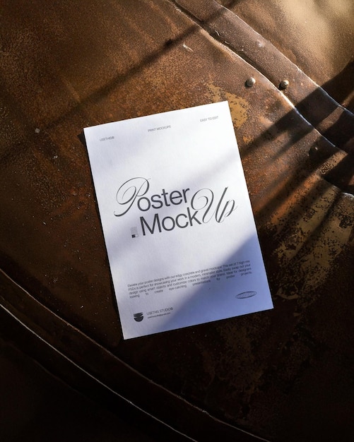 Mockup di poster su sfondo di parete in metallo rustico e illuminazione naturale