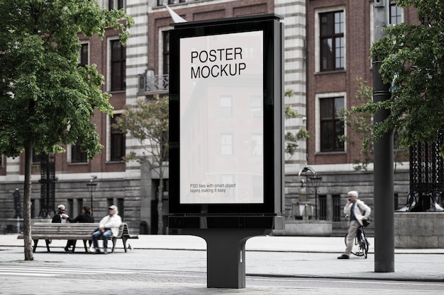 Mockup di poster su una strada urbana