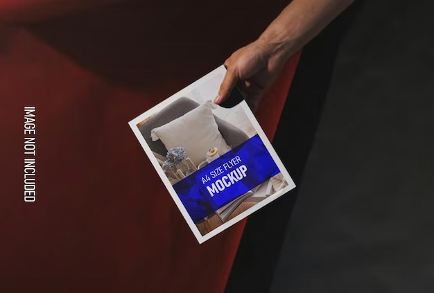 Mockup di poster volantino con mano