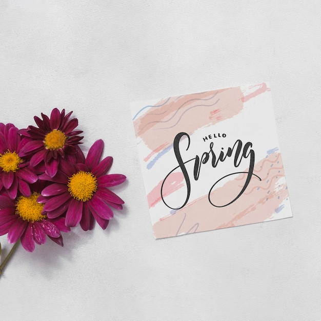 Mockup di primavera piatto laici con carta