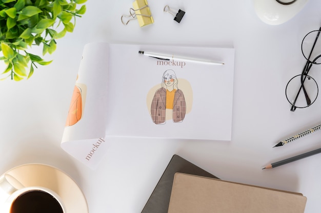 Mockup di quaderno a spirale sul tavolo dell'ufficio
