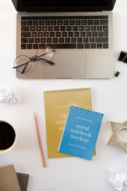 Mockup di quaderno a spirale sul tavolo dell'ufficio