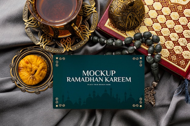 Mockup di Ramadan kareem con oggetti