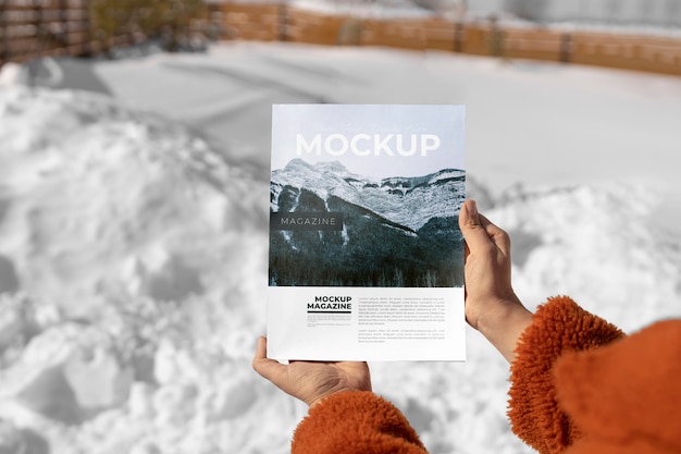 Mockup di rivista tenuto in mano