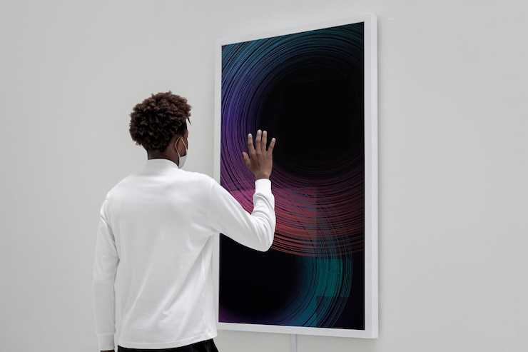 PSD mockup di schermo d'arte digitale interattivo in una galleria