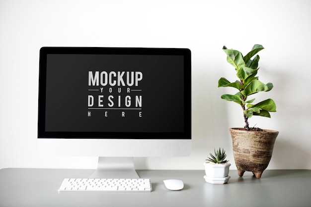 Mockup di schermo monitor del computer su una scrivania