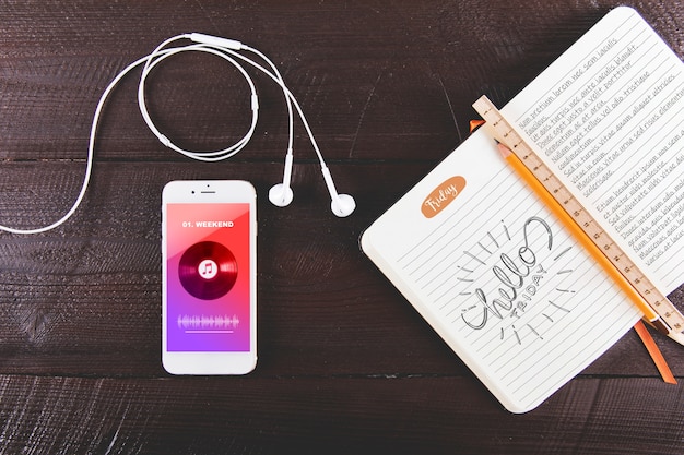 Mockup di smartphone accanto al libro aperto