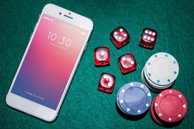 Mockup di smartphone con il concetto di casinò