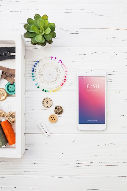 Mockup di smartphone con il concetto di cucito