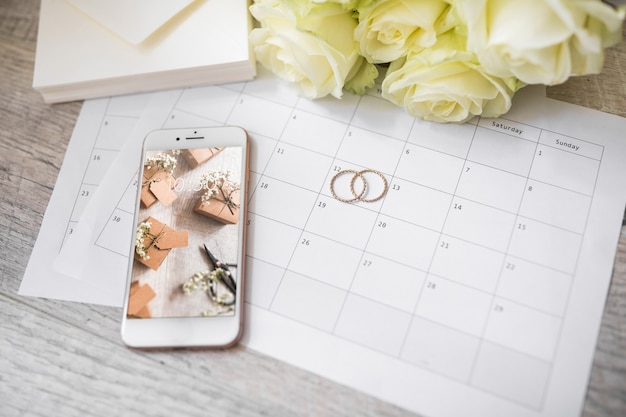 Mockup di smartphone con il concetto di matrimonio