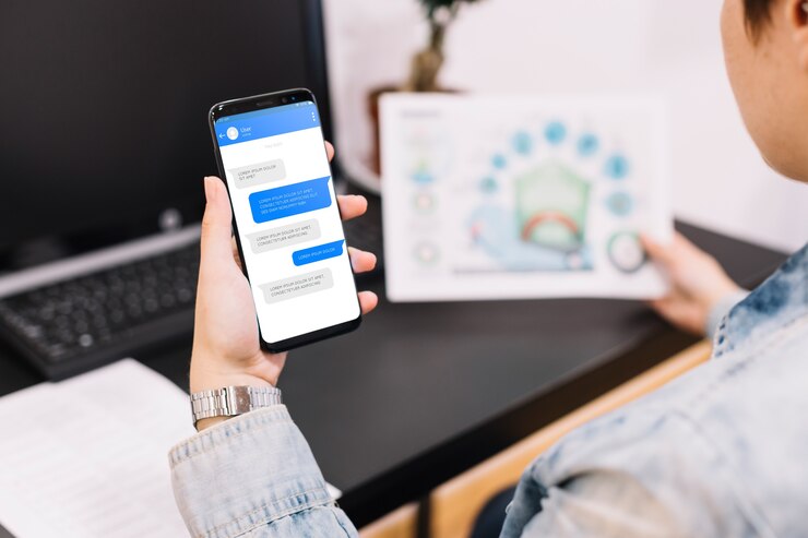 PSD mockup di smartphone davanti al computer