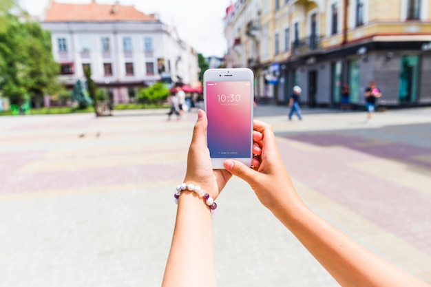 Mockup di smartphone in città