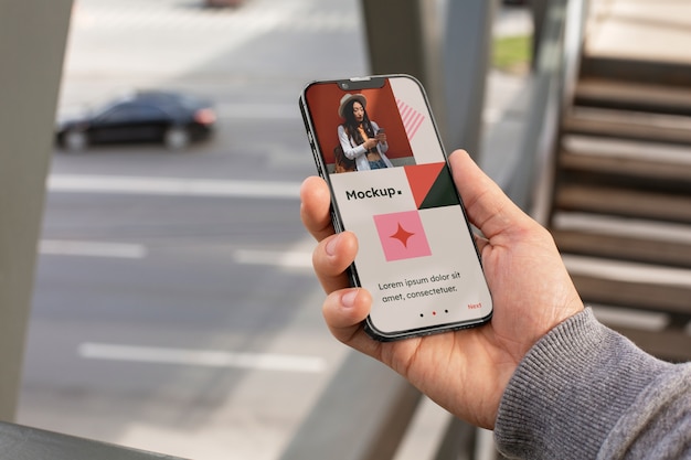 Mockup di smartphone in mano
