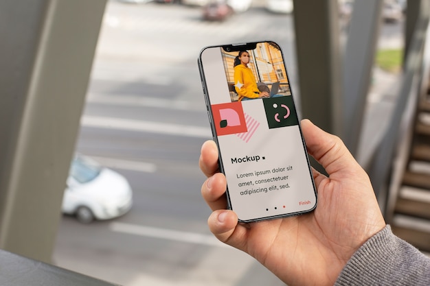 Mockup di smartphone in mano