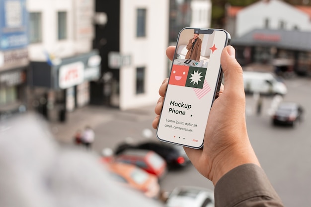 Mockup di smartphone in mano