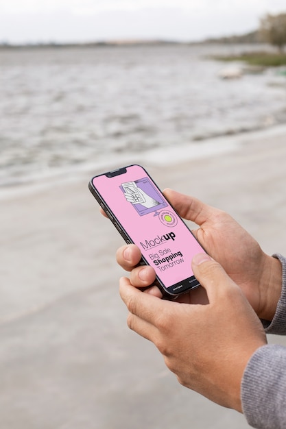 Mockup di smartphone in mano