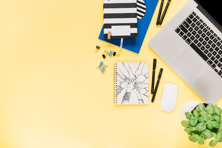 PSD mockup di social media e internet con libretto o copertina